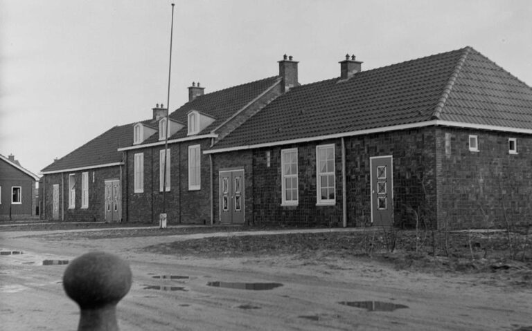 <p class="article-page__lead" data-has-access="{"hasAccess":true}" data-paywall-position="0">Deel 75 gaat over het bezoek van een journalist aan het pionierskamp in januari 1958.</p><div class="content"><a href="https://uitdepolderklei.nl/deel-75/">Lees verder ></a></div>