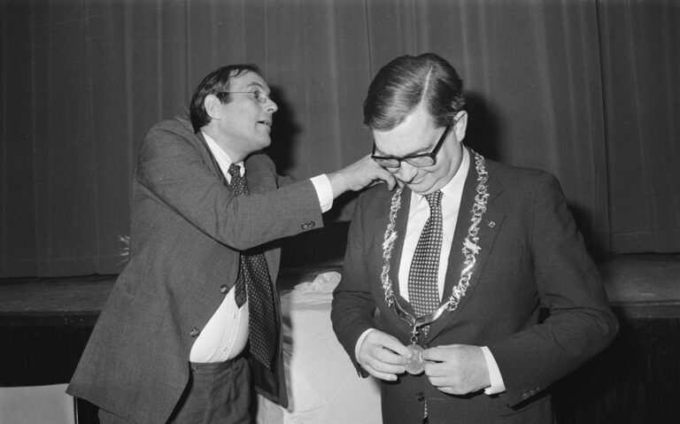 <p>Deel 76 gaat over verraad in de polder.</p><p><a href="https://uitdepolderklei.nl/deel-76/">Lees verder ></a></p>