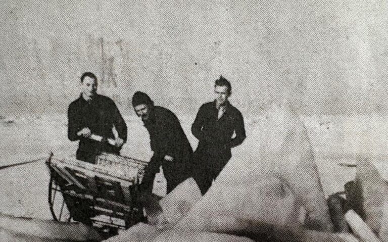 <p>Deel 77 gaat over een helikopterluchtbrug voor het door ijs omringde werkeiland.</p><p><a href="https://uitdepolderklei.nl/deel-77/">Lees verder ></a></p>