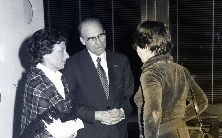 <p>Deel 80 gaat over een cultureel pionier.</p><p><a href="https://uitdepolderklei.nl/deel-80/">Lees verder ></a></p>