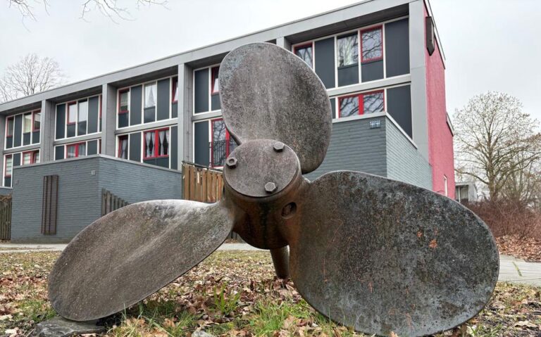 <p class="article-page__lead" data-has-access="{"hasAccess":true}" data-paywall-position="0">Deel 79 gaat over een sleepboot.</p><p><a href="https://uitdepolderklei.nl/deel-79/">Lees verder ></a></p>